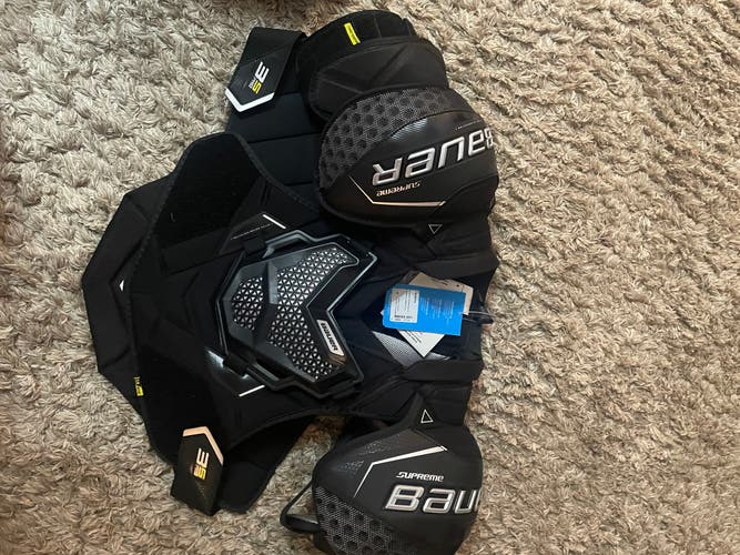 New Medium Bauer Supreme 3S Pro Shoulder Pads