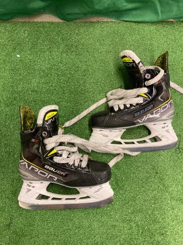 Used Junior Bauer Vapor 3X Hockey Skates Extra Wide Width Size 2