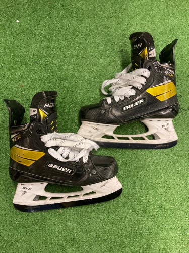 Used Intermediate Bauer Supreme UltraSonic Hockey Skates (Fit 1) Size 5
