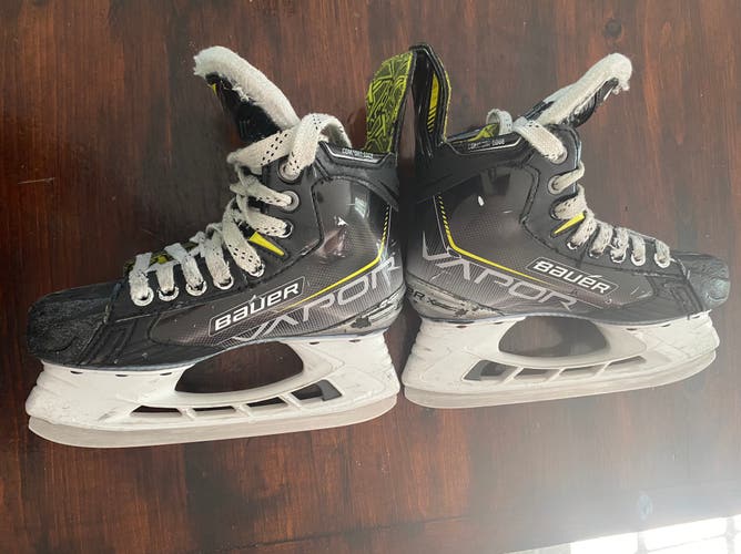 Used Junior Bauer Regular Width Size 2 Vapor 3X Hockey Skates