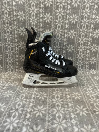 Used Intermediate Bauer Supreme M5 Pro Hockey Skates Size 4 Fit 1