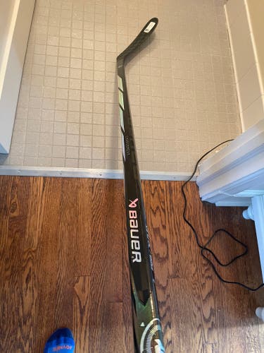 New Senior Bauer Right Handed P28 Proto-R Hockey Stick