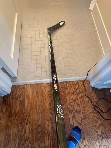 New Senior Bauer Right Handed P28 Proto-R Hockey Stick