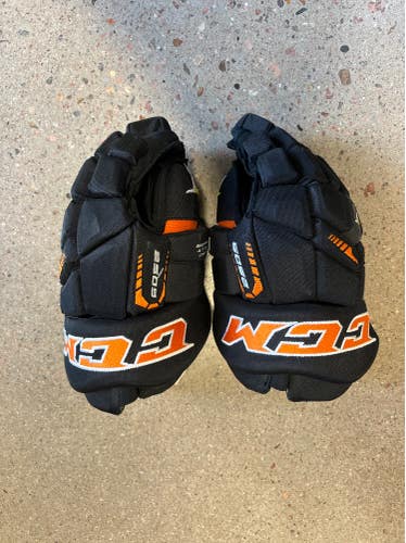 Black Used Senior CCM Tacks 6052 Gloves 13"