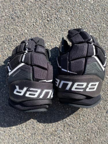 Black Used Junior Bauer Supreme Matrix Gloves 12"