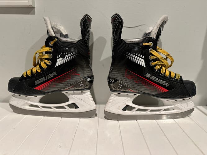 Used Junior Bauer Vapor X3.0 Hockey Skates Regular Width Size 5