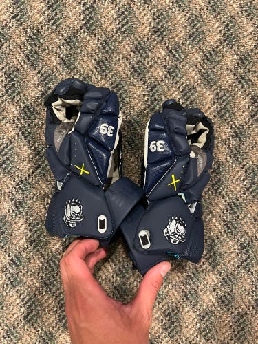Brand New Georgetown Lacrosse Maverick Rome Gloves