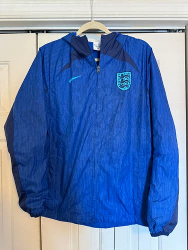$110 Mens Size M Nike England AWF Full Zip Hooded Woven Soccer Jacket DN1077-480