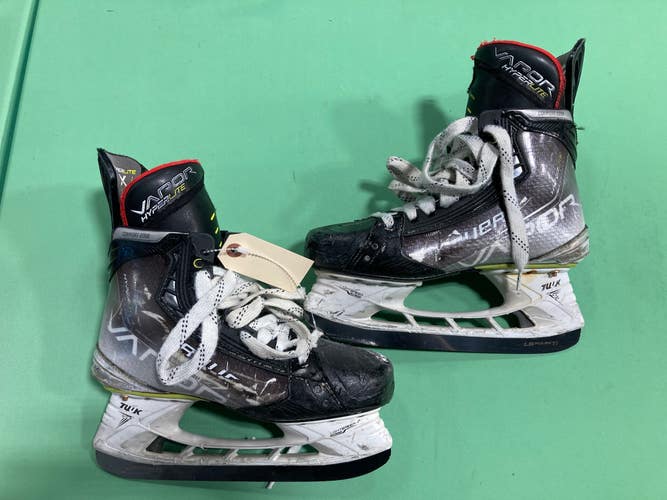 Used Intermediate Bauer Vapor Hyperlite Hockey Skates (Fit 2) - Size: 6.5