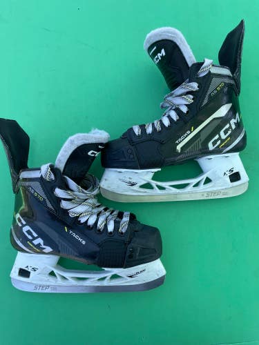 Used Junior CCM Tacks AS-570 Hockey Skates Regular Width Size 3