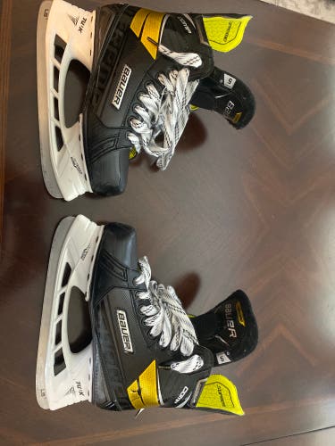 Used Intermediate Bauer Regular Width Size 5 Supreme Hockey Skates