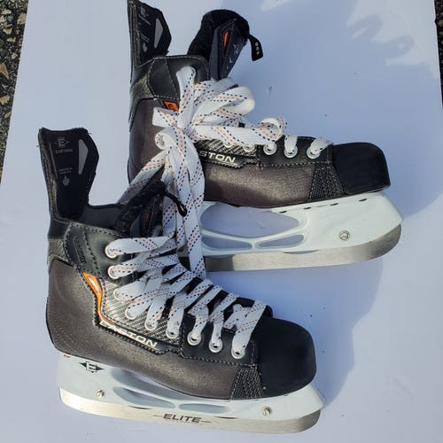 Used Intermediate Easton Synergy EQ3 Hockey Skates Regular Width Size 5