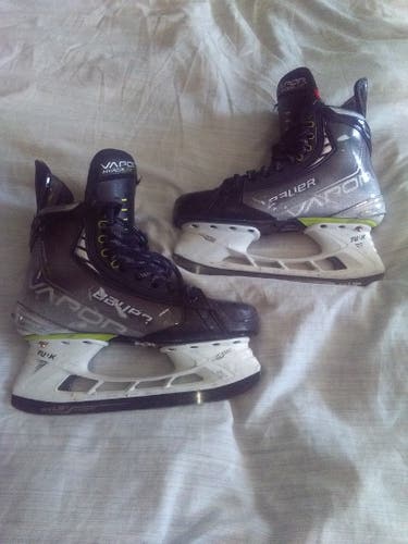 Senior Bauer Vapor Hyperlite Hockey Skates Narrow Width 5.5 ( Fit 1)