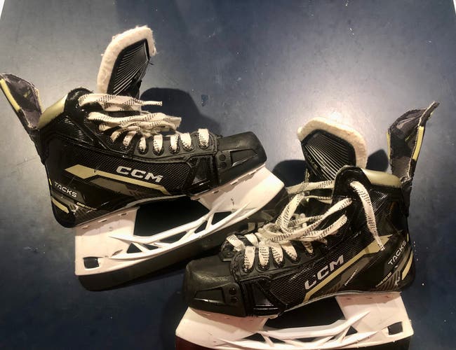 CCM Tacka AS 590 with black step steel 7 regular hockey skates