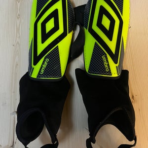 Used Umbro Youth Ceramica 2.0 Medium Stirrup Soccer Shin Guards E3-3