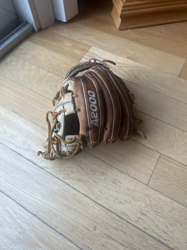 Used Right Hand Throw 11.5" A2000 Baseball Glove