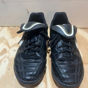 Used Nike Tempo Cleats Size 2Y Black A R3 S3 L2