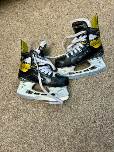 Used Junior Bauer Regular Width Size 2.5 Supreme 3S Hockey Skates