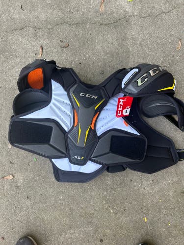 Hockey shoulder pads