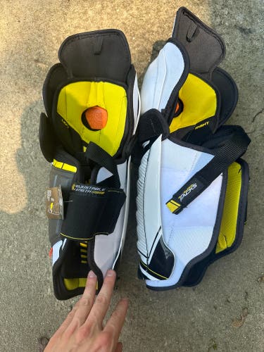 CCM shin pads