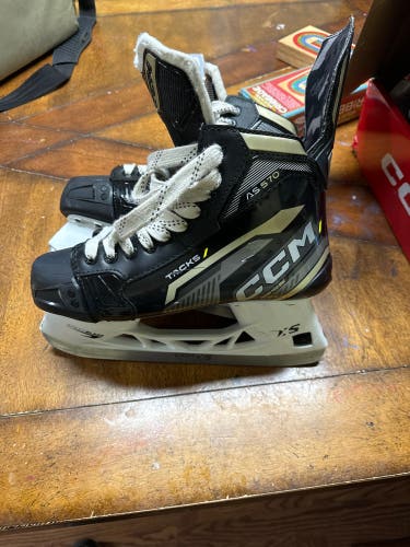 Used Senior CCM Wide Width 8.5 Tacks AS-570 Hockey Skates