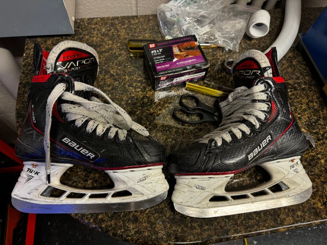 Used Junior Bauer Vapor 3X Pro Hockey Skates Regular Width Size 2