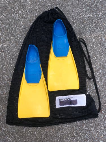Lightly Used Sporti youth fins + Bag For Fins