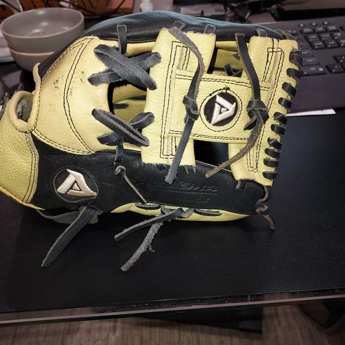 Used 2021 Right Hand Throw Akadema Infield ASF411 Baseball Glove 11.5"