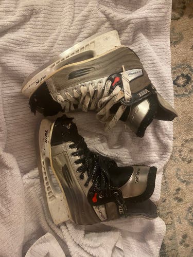 Used Senior Bauer Regular Width 9 Vapor VIII Hockey Skates