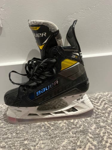 Used Intermediate Bauer Narrow Width 6 Supreme 3S Pro Hockey Skates