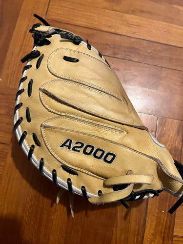 Wilson A2000 Catcher’s Mitt 33-inch