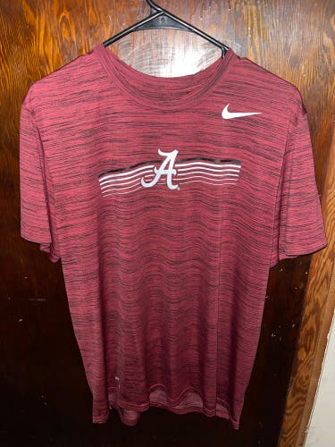 Nike Dri Fit T Shirt NCAA Alabama Crimson Tide Mens Size Large Graphic Print Used.