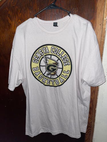 Gildan Soft Style NCAA Geneva Golden Tornadoes Basketball T Shirt Mens Size XXL.