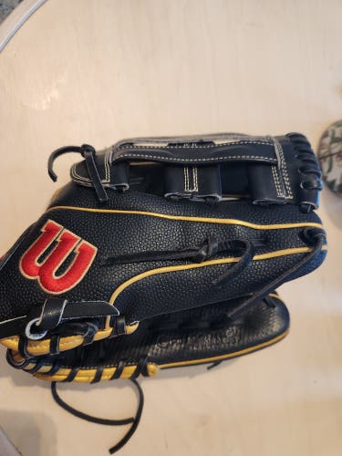 Used 2022 Right Hand Throw Wilson Infield A2000 Fastpitch Softball Glove 12"