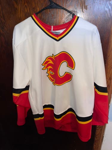 CCM Maska NHL Calgary Flames Hockey Jersey Mens Adult Size Medium Vintage Used.