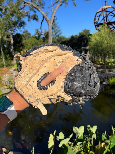 Used Right Hand Throw Mizuno Youth Baseball Catcher's Mitt (GXC) 105 Catcher's Glove