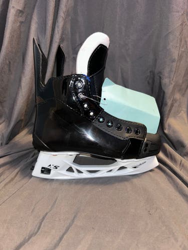 New Junior CCM Jetspeed FT670 Hockey Skates Wide Width Size 3.5