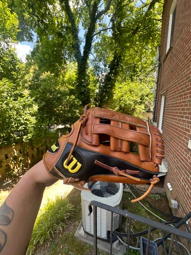 Wilson A2000 DW5 12” Baseball Glove