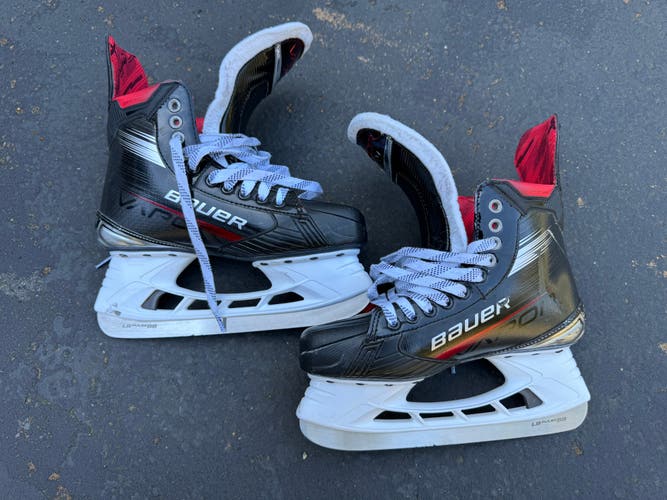 Used Senior Bauer Wide Width  8 Vapor X4 Hockey Skates