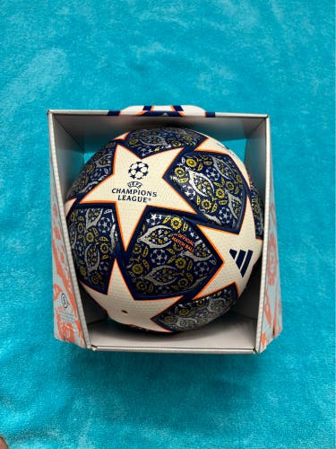 ADIDAS OFFICIAL MATCH BALL OF EUFA CHAMPIONS LEAGUE 2022/23 ISTANBUL23 BALL SIZE 5