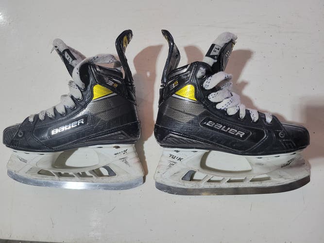 Used Junior Bauer Supreme 3S Pro Hockey Skates Regular Width Pro Stock Size 1.5