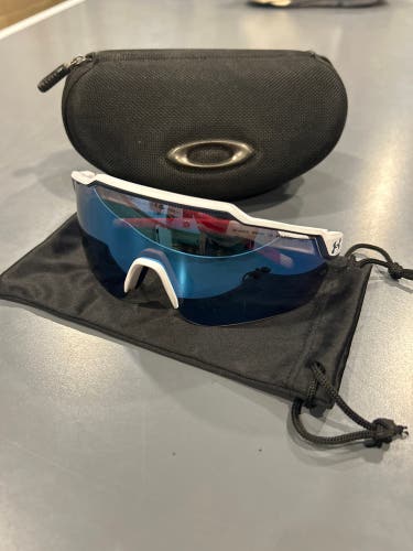 Blue New Men's Under Armour Sunglasses with Oakley hard case