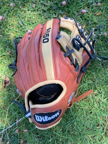 Used Kid Pitch (9YO-13YO) Wilson A550 Right Hand Throw Infield Baseball Glove 11.25"