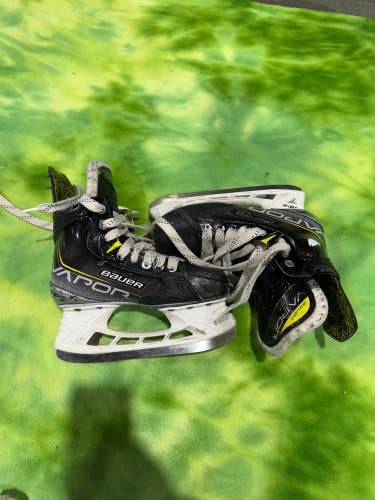 Used Junior Bauer Vapor 3X Hockey Skates Regular Width Size 2.5