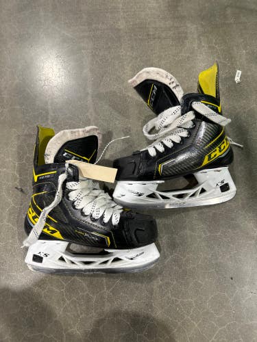 Used Junior CCM Super Tacks 9370 Hockey Skates Regular Width Size 2