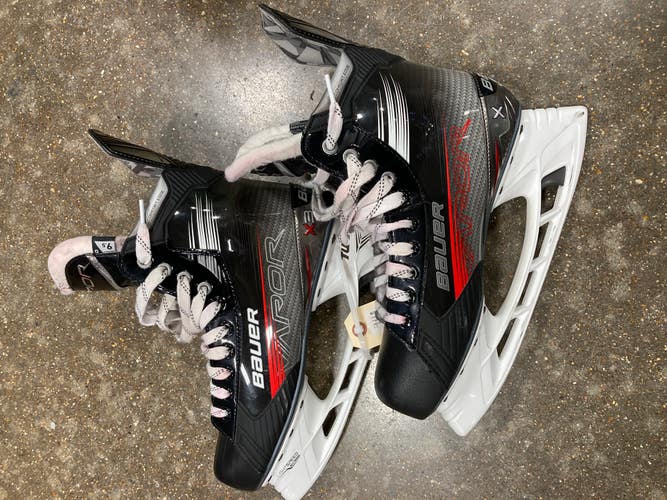 Used Senior Bauer Vapor X3 Hockey Skates Size 9.5