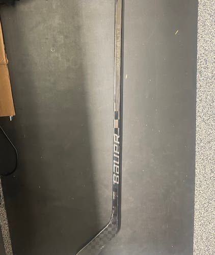 Used Senior Bauer Right Handed P28M Custom Vapor Hyperlite 2 Hockey Stick