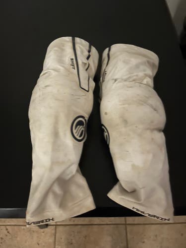 Maverik shift elbow pads with unreleased sleeve