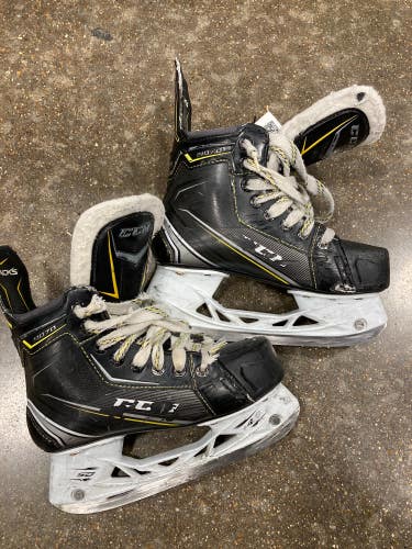 Used Junior CCM Tacks 9070 Hockey Skates Size 2