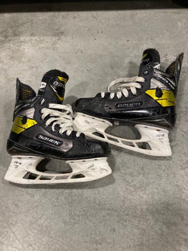 Used Intermediate Bauer Ignite Pro+ Hockey Skates Size 4 (Fit: 2)